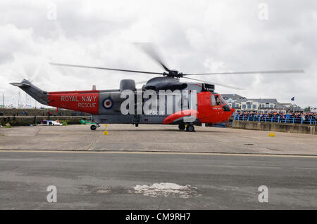 Carrickfergus, Armed 30.06.2012 - Forces Day. Royal Navy Sea King Hubschrauber Rettung 177 landet Stockfoto