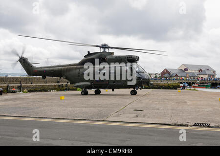 Carrickfergus, Armed 30.06.2012 - Forces Day. Royal Air Force Puma Hubschrauber landen Stockfoto