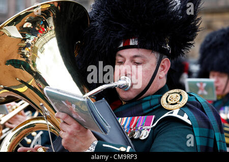 30. Juni 2012. Armed Forces Day, George Square, Glasgow, Schottland. Mitglied der Streitkräfte Brass Band der schottischen Lowland Band der 6. Scots Regiment spielen während der street Parade. Stockfoto