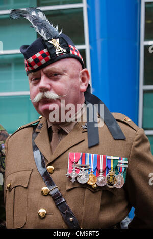 30. Juni 2012. Armed Forces Day, Glasgow, Schottland, Großbritannien. Major Garry McLeod des 7. Scots Regiment auf der Parade am Anfang von der Armed Forces Day Parade, in Holland Straße bevor sie George Square marschieren. Glasgow, Schottland, Großbritannien, UK Stockfoto