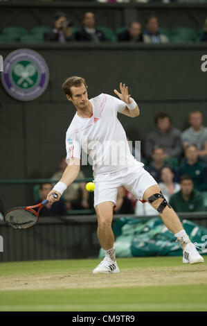 30.06.2012 der All England Lawn-Tennis and Croquet Club. London, England. Andy Murray aus Großbritannien in Aktion gegen Marcos Baghdatis Zypern während der dritten Runde in Wimbledon Tennis Championships in The All England Lawn Tennis and Croquet Club. London, England, UK Murray kam durch ein hartes Match mit einem Score von 7-5 3-6 7-5 6-1 gewinnen Stockfoto