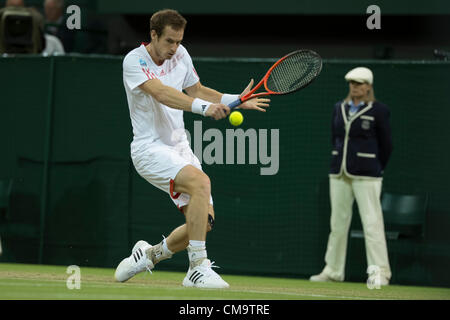 30.06.2012 der All England Lawn-Tennis and Croquet Club. London, England. Andy Murray aus Großbritannien in Aktion gegen Marcos Baghdatis Zypern während der dritten Runde in Wimbledon Tennis Championships in The All England Lawn Tennis and Croquet Club. London, England, UK Murray kam durch ein hartes Match mit einem Score von 7-5 3-6 7-5 6-1 gewinnen Stockfoto