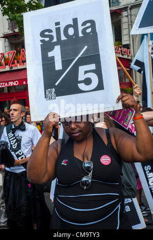 Paris, Frankreich. Gay Pride (LGBT-Aktivismus), afrikanische grimmige Frau Aktivistin Holding Act up-Paris Protest Sign 1/5 (1 von fünf Homosexuellen in Paris sind HIV-positiv) Act Up Poster, schwarze Gemeinde Paris, AIDS Prävention Poster, Leute halten Stolz Gesundheit Zeichen Stockfoto