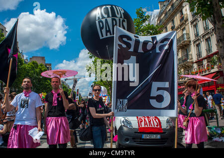 Paris, Frankreich. Act up AIDS-Aktivisten marschieren mit Schildern beim Gay Pride March (LGBT) '1/5 Schwule in Paris sind HIV-positiv', ACT up Poster, unterstützt Prävention Poster Stockfoto