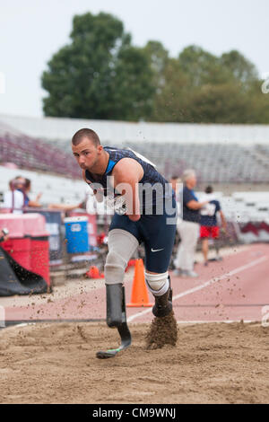 Indianapolis, IN, USA, 30. Juni 2012.  Joshua Kennison, vierfach amputierte, tritt im Weitsprung bei den 2012 US Paralympischen Trials für die Leichtathletik.  Kennison das beste Jump treffen 5,29 m, Paralympischen Weltrekord in seiner Wettbewerbsklasse. Stockfoto