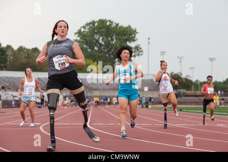 Indianapolis, IN, USA, 30. Juni 2012.  Doppelte Amputierte Katy Sullivan gewinnt die Frauen-100 Meter-Lauf in ihrem Wettbewerbsklasse.  Sullivan ist der weltweit einzige weiblich bilaterale über dem Knie amputiert Konkurrent im Track Laufveranstaltungen. Stockfoto