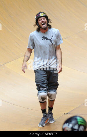 30. Juni 2012 - reagiert Los Angeles, Kalifornien, USA - Bucky Lasek der USA auf das Publikum nach einem tollen während das Skateboard Vert Final auf laufen Tag drei der X Games bei LA Live am 30. Juni 2012 in Los Angeles, Kalifornien. (Kredit-Bild: © Joe Scarnici/ZUMAPRESS.com) Stockfoto