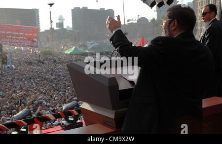 29 Juni 2012 - - Kairo, Ägypten - ägyptischen Präsidenten Mohamed Mursi spricht zum Tahrir-platz, tausende von Fans. Stockfoto