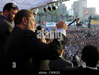 29 Juni 2012 - - Kairo, Ägypten - ägyptischen Präsidenten Mohamed Mursi spricht zum Tahrir-platz, tausende von Fans. Stockfoto