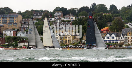 Isle Of Wight, UK. 30. Juni 2012. SEGLER NEHMEN TEIL IN DER 81. MORGAN ROUND THE ISLAND RACE 2012 DIE ÜBER 1600 SAH LÖSTE BOOTE SEGEL GEGEN DEN UHRZEIGERSINN UM DIE ISLE OF WIGHT, KÖNIGREICH. Stockfoto