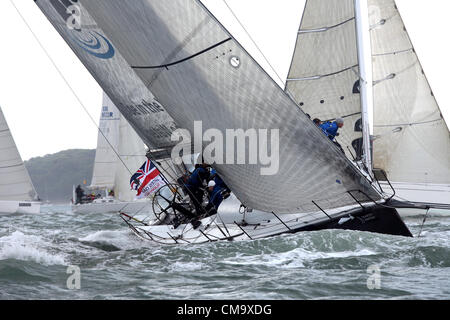 Isle Of Wight, UK. 30. Juni 2012. SEGLER NEHMEN TEIL IN DER 81. MORGAN ROUND THE ISLAND RACE 2012 DIE ÜBER 1600 SAH LÖSTE BOOTE SEGEL GEGEN DEN UHRZEIGERSINN UM DIE ISLE OF WIGHT, KÖNIGREICH. Stockfoto