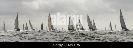 Isle Of Wight, UK. 30. Juni 2012. SEGLER NEHMEN TEIL IN DER 81. MORGAN ROUND THE ISLAND RACE 2012 DIE ÜBER 1600 SAH LÖSTE BOOTE SEGEL GEGEN DEN UHRZEIGERSINN UM DIE ISLE OF WIGHT, KÖNIGREICH. Stockfoto