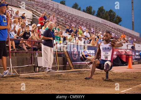 Indianapolis, IN, USA, 30. Juni 2012.  Hurie Johnson, eines einzigen beinamputierten rundet ein Weitsprung bei den US Paralympischen Trials für die Leichtathletik. Stockfoto