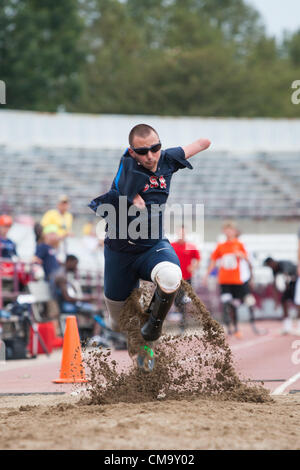 Indianapolis, IN, USA, 30. Juni 2012.  Joshua Kennison, vierfach amputierte, übt seine Weitsprung bei den US-Paraympic-Trials für die Leichtathletik.  Kennison der beste Sprung des Tages war 5,29 m, einen Weltrekord in seiner Wettbewerbsklasse. Stockfoto