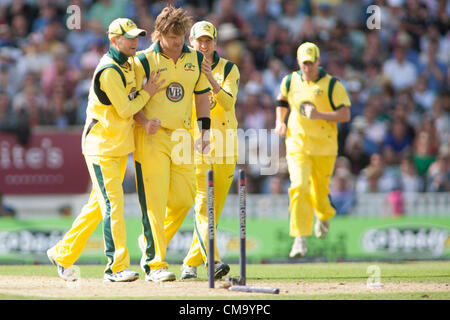 07.01.2012 London England. Australiens Kapitän Michael Clarke und Australiens Shane Watson, feiern ein Wicket während der zweiten eintägigen internationalen Cricket Match zwischen England und Australien Teil der Baureihe Nat West, gespielt auf der Kia Oval Cricket Ground: obligatorische Kredit: Mitchell Gunn Stockfoto