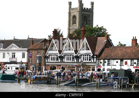 01.07.2012. Henley-on-Thames, Oxfordshire, England. Die Henley Royal Regatta 2012. Einen Überblick über die Häuser, die den Fluss während der Henley Royal Regatta säumen Stockfoto