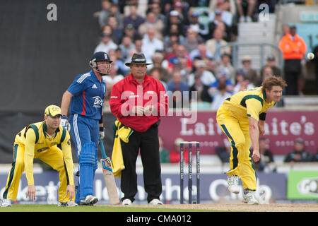 07.01.2012 London England. Australiens Kapitän Michael Clarke, Felder als Australiens Shane Watson, Schalen während der zweiten eintägigen internationalen Cricket match zwischen England und Australien Teil der Nat West Serie, spielte bei der Kia Oval Cricket Ground: obligatorische Kredit: Mitchell Gunn Stockfoto