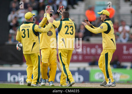 07.01.2012 London England. Australiens Kapitän Michael Clarke, feiert ein Wicket mit seinen ersten Ball während der zweiten eintägigen internationalen Cricket Match zwischen England und Australien Teil der Baureihe Nat West, gespielt auf der Kia Oval Cricket Ground: obligatorische Kredit: Mitchell Gunn Stockfoto