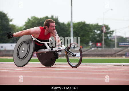 Indianapolis, IN, USA, 30. Juni 2012.  MIchael (Mickey) Bushell, UK, gewinnt die Männer 100 Meter-Lauf in Rollstuhl-Wettbewerb während der U.S.-Paralympic-Trials für die Leichtathletik. Bushell ist die 100m Weltrekord-Halter in seiner Paralympischen Wettbewerbsklasse (T53). Stockfoto