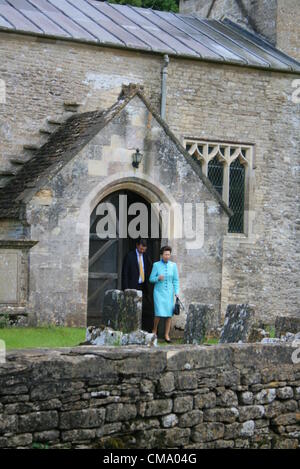 Cherington Gloucestershire, UK. 30. Juni 2012. Prinzessin Anne und Kommandant Tim Laurence verlassen St.-Nikolaus Kirche in Cherington nach der Taufe die Princess Royal Enkelin Isla Phillips. Stockfoto