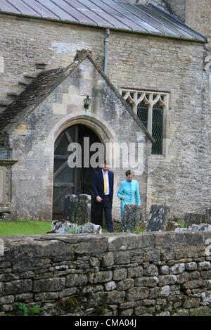 Cherington Gloucestershire, UK. 30. Juni 2012. Prinzessin Anne und Kommandant Tim Laurence verlassen St.-Nikolaus Kirche in Cherington nach der Taufe die Princess Royal Enkelin Isla Phillips. Stockfoto