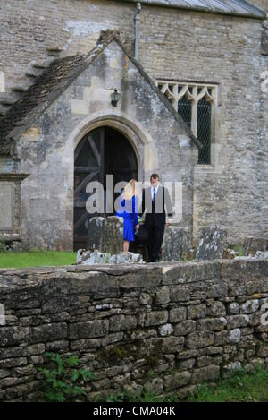 Cherington Gloucestershire, UK. 30. Juni 2012. Herbst Phillips und Peter Phillips verlassen St.-Nikolaus Kirche in Cherington nach der Taufe ihrer Tochter Isla Phillips. Stockfoto