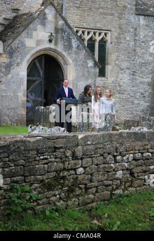 Cherington Gloucestershire, UK. 30. Juni 2012. Gäste verlassen St.-Nikolaus Kirche in Cherington nach der Taufe von Isla Phillips. Stockfoto