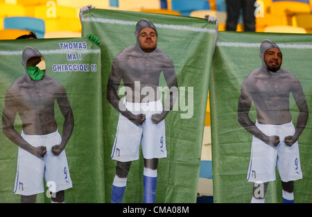 01.07.2012 Kiew, Ukraine. Spanische und italienische Fans vor dem European Championship Final Spiel zwischen Spanien und Italien aus dem Olympiastadion Waaring Banner Balotelli Stockfoto