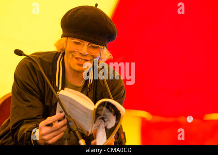 Die Scharlatane Frontmann Tim Burgess liest aus seinem neuen Autobiographie erzählen Geschichten bei t er erste Gwyl Dinefwr Literaturfestival, Newton House, LLandeilo, Carmarthenshire Wales UK Sonntag, 1. Juli 2012 Stockfoto