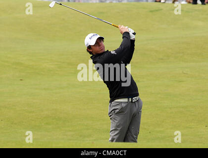 01.07.2012. County Antrim, Nordirland.  Nordirlands Rory McIlroy trifft seine Herangehensweise an die 4. Grün im vierten und letzte Runde der Irish Open Golfturnier auf der European Tour gehostet bei Royal Portrush Golf Club, Portrush, County Antrim, Nordirland Stockfoto