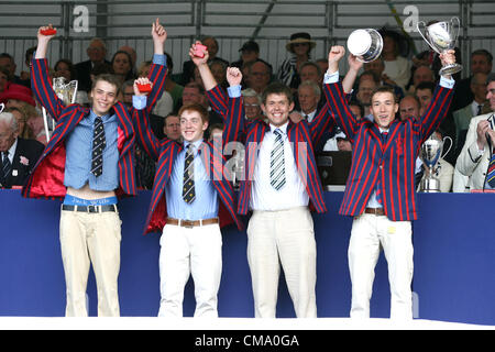 01.07.2012. Henley-on-Thames, Oxfordshire, England. Die Henley Royal Regatta 2012. Sir William Borlase Gymnasium hebt die Trophäe nach dem Gewinn der Fawley Challenge Cup Stockfoto