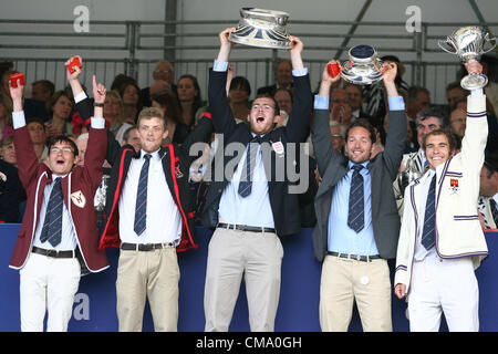 01.07.2012. Henley-on-Thames, Oxfordshire, England. Die Henley Royal Regatta 2012. Star Club Aufzug die Trophäe nach dem Gewinn der Britannia-Wanderpokal Stockfoto