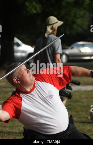 Edwin Thomas wirft den Speer in der Master-Klasse bei den 32. nationalen Veteranen Rollstuhl spielen in Richmond, Virginia am Juni 29,2012. Stockfoto