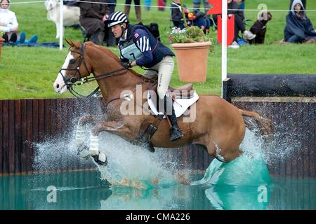 01.07.2012 Barbury Castle International Horse Trials, Marlborough, England. Amerikas Boyd Martin Reiten Neville Bardos tritt das Wasser während der CIC *** Cross Country. Stockfoto