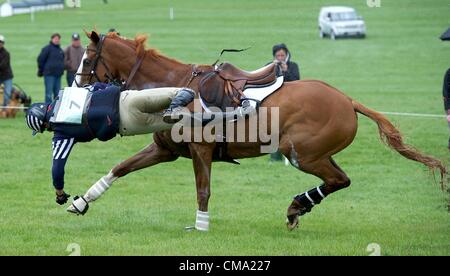 01.07.2012 Barbury Castle International Horse Trials, Marlborough, England. Amerikas Boyd Martin Reiten Neville Bardos verlässt das Wasser und kommt einem Cropper während der CIC *** Cross Country. Stockfoto