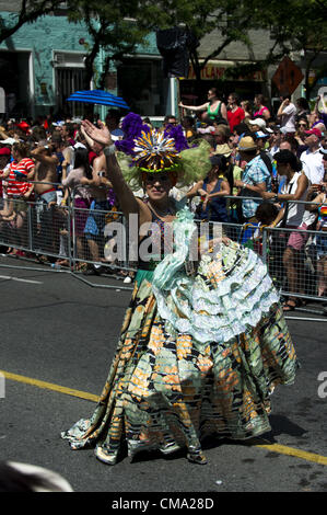 1. Juli 2012 - Toronto, Ontario, Kanada - der 32. jährlichen Toronto Pride Parade versammelten sich Hunderte von Thousnads Menschen aus der ganzen Welt. Als einer der größten Traditionen Torontos die Pride Parade beginnt um Kirche und Bloor und gallivants Westen, Yonge, Süden, Gerrard und Ost-Kirche-Straße. (Kredit-Bild: © Igor Vidyashev/ZUMAPRESS.com) Stockfoto