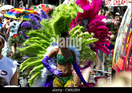 1. Juli 2012 - Toronto, Ontario, Kanada - der 32. jährlichen Toronto Pride Parade versammelten sich Hunderte von Thousnads Menschen aus der ganzen Welt. Als einer der größten Traditionen Torontos die Pride Parade beginnt um Kirche und Bloor und gallivants Westen, Yonge, Süden, Gerrard und Ost-Kirche-Straße. (Kredit-Bild: © Igor Vidyashev/ZUMAPRESS.com) Stockfoto