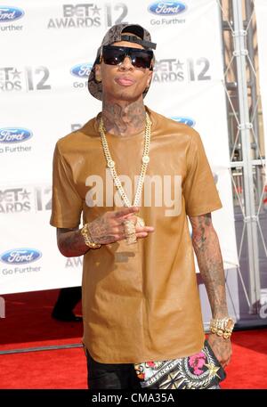 Tyga im Ankunftsbereich für BET Awards, Shrine Auditorium, Los Angeles, CA 1. Juli 2012. Foto von: Elizabeth Goodenough/Everett Collection Stockfoto