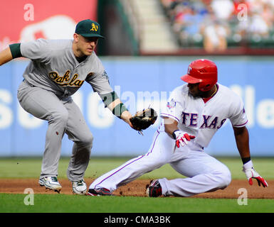 2. Juli 2012 - Arlington, Texas, USA - 1. Juli 2010 Arlington, Tx USA. Cliff Pennington (links) Tags, Elvis Andrus (rechts) im ersten Inning als den Oakland Athletics spielten die Texas Rangers im Rangers Ballpark in Arlington, Texas.  Oakland Athletics besiegte die Texas Rangers 3 zu 1. (Kredit-Bild: © Ralph Lauer/ZUMAPRESS.com) Stockfoto