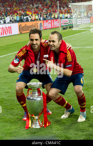 (L-R) Juanfran, Andres Iniesta (ESP), 1. Juli 2012 - Fußball / Fußball: Andres Iniesta Spanien feiert mit der Trophäe nach dem Gewinn der UEFA EURO 2012 Endspiel zwischen Spanien 4: 0 Italien im Olympiastadion in Kiew, Ukraine. (Foto von Maurizio Borsari/AFLO) Stockfoto