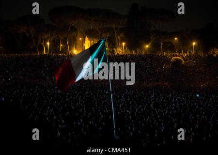 Italiens Fußball-Fans sehen das Spiel auf der Großleinwand im Circo Massimo in Rom. Stockfoto