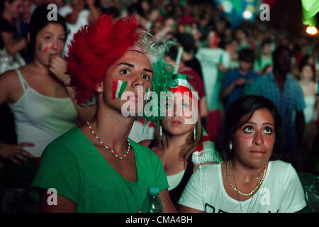 Italiens Fußball-Fans sehen das Spiel auf der Großleinwand im Circo Massimo in Rom. Stockfoto