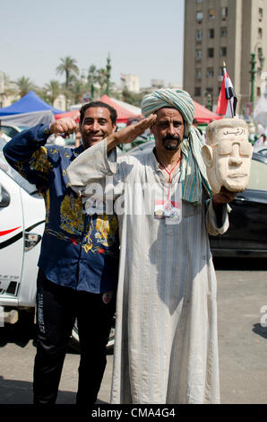 Unterstützer des Präsidentschaftskandidaten Mohammed Morsi feiern die Wahlergebnisse im Kairoer Tahrir-Platz in Ägypten am Sonntag, 1. Juli 2012. Stockfoto