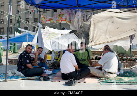 Unterstützer des Präsidentschaftskandidaten Mohammed Morsi Campen im Kairoer Tahrir-Platz in Ägypten auf Sonntag, 1. Juli 2012. Stockfoto