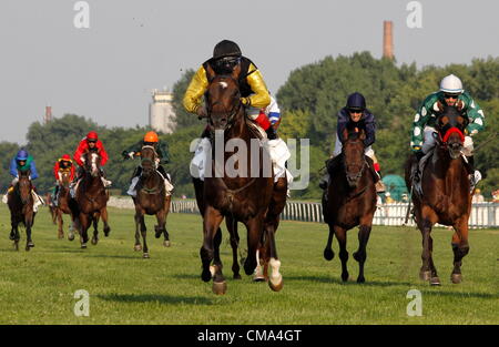 BUDAPEST - JÚLIUS 1. 90. ungarischen Derby. Latin Lover und siegreichen Jockey Charles Kerekes. Julius 1, 2012 in Ungarn, Budapest, Kincsem Park. Stockfoto