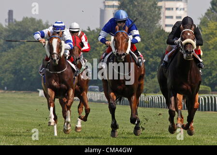 BUDAPEST - JÚLIUS 1. Pferderennen Sie-Julius 1, 2012 in Ungarn, Budapest, Kincsem Park. Stockfoto