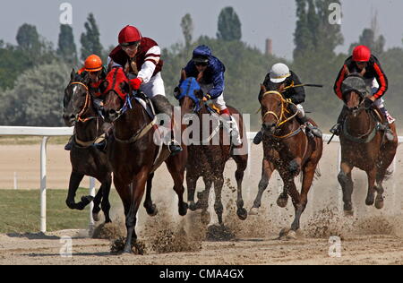 BUDAPEST - JÚLIUS 1. Pferderennen Sie-Julius 1, 2012 in Ungarn, Budapest, Kincsem Park. Stockfoto