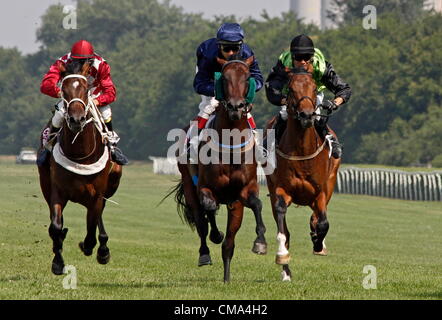 BUDAPEST - JÚLIUS 1. Pferderennen Sie-Julius 1, 2012 in Ungarn, Budapest, Kincsem Park. Stockfoto