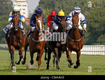 BUDAPEST - JÚLIUS 1. Pferderennen Sie-Julius 1, 2012 in Ungarn, Budapest, Kincsem Park. Stockfoto