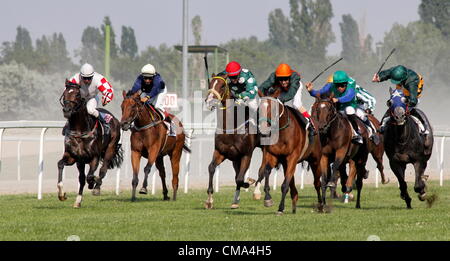 BUDAPEST - JÚLIUS 1. Pferderennen Sie-Julius 1, 2012 in Ungarn, Budapest, Kincsem Park. Stockfoto